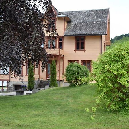 Dosen Gard Hotel Luster Bagian luar foto